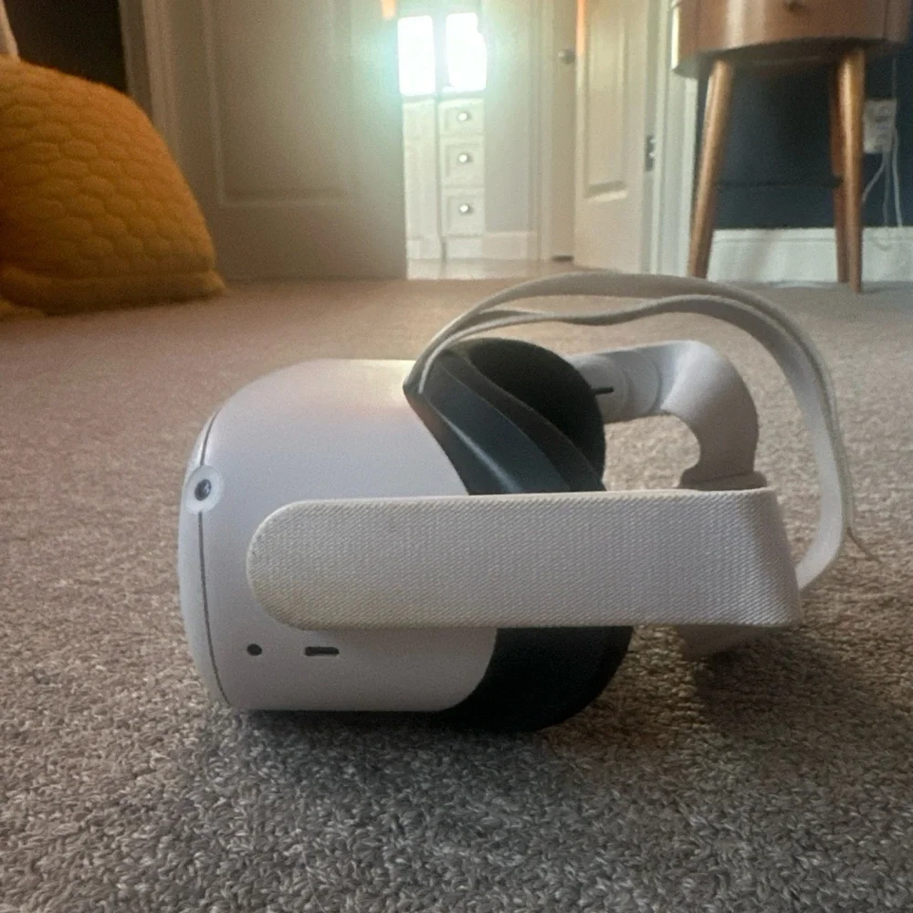 Oculus meta quest 2 VR Headset with controllers lightly used.